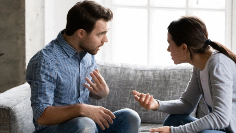 3 frases manipuladoras que son una alarma para salir de la relación, según psicólogos