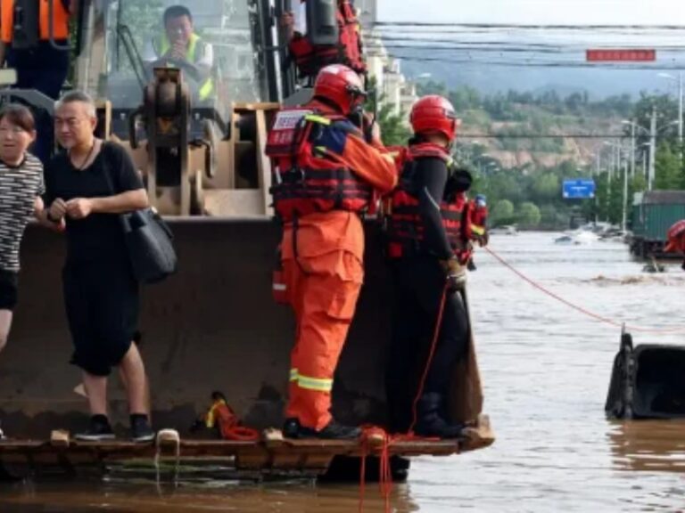 30 muertos en Pekín, China por lluvias torrenciales