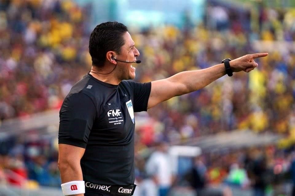 El árbitro Víctor Alfonso Cáceres no dudó en mostrar las tarjetas desde temprano en el juego y en ningún momento tras una falta.