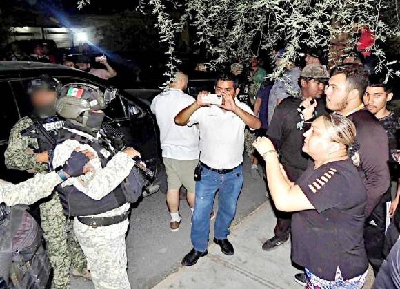 Acorralan a militares tras robo de $50 mil... y lo transmiten en vivo por Facebook