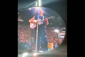 Advierte Chris Martin de 'kiss cam' a fans tras escándalo