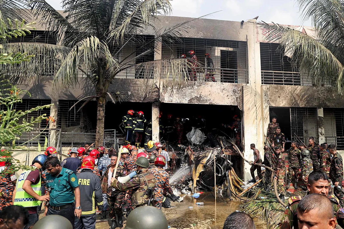 Al menos 16 muertos tras estrellarse un avión militar contra una escuela en Bangladés