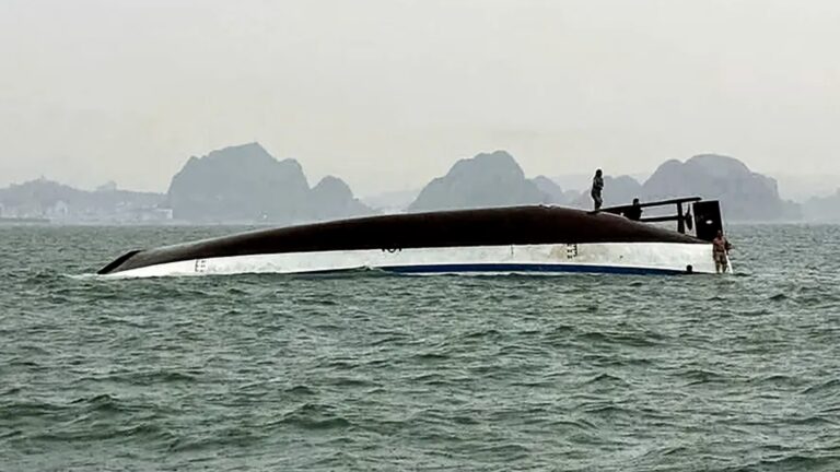 Al menos 38 muertos tras volcar un barco turístico en Vietnam
