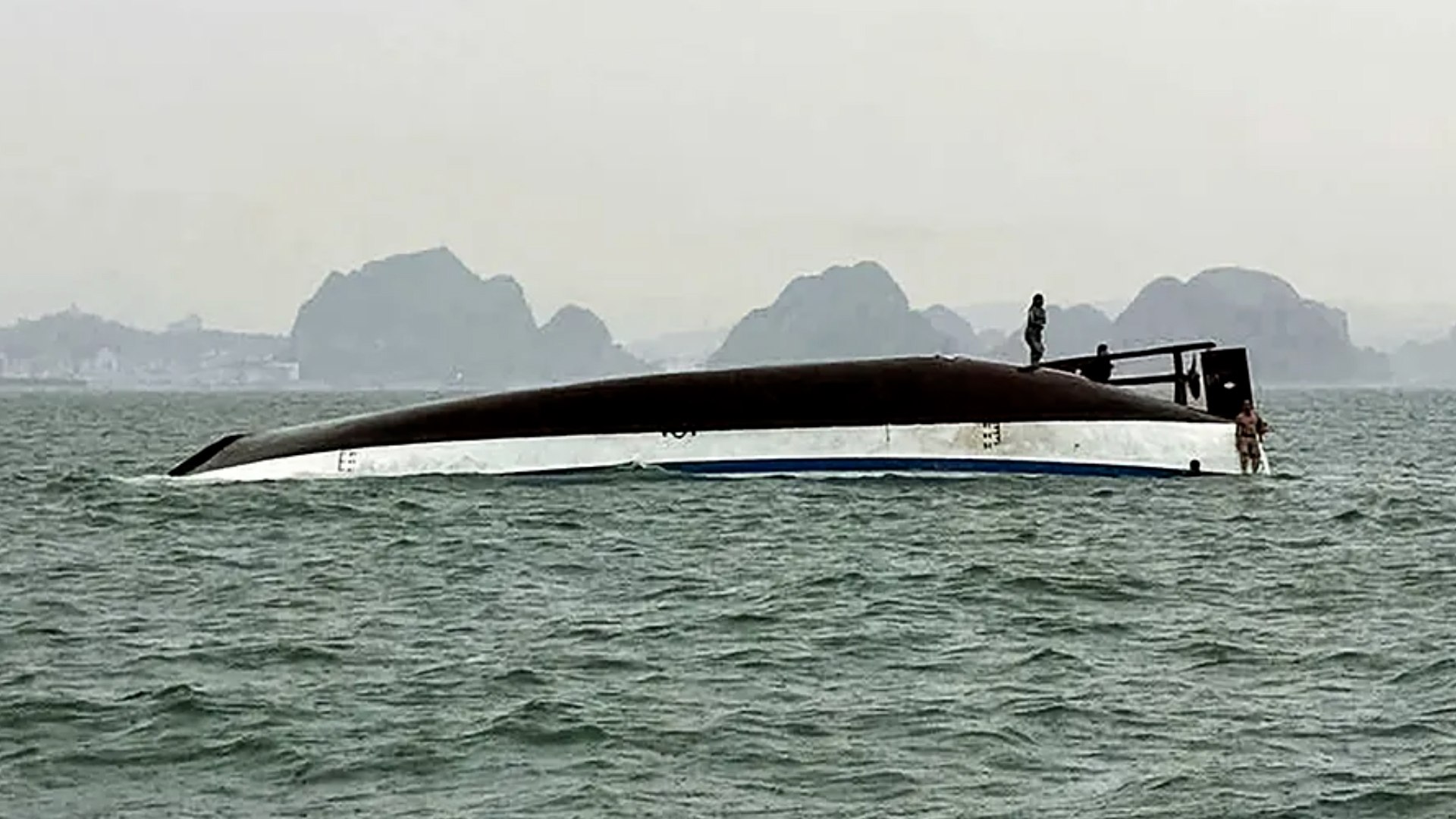 Al menos 38 muertos tras volcar un barco turístico en Vietnam