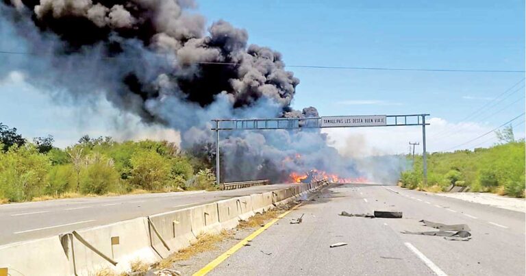 Arden 35 mil litros de turbosina tras choque; no se reportan víctimas