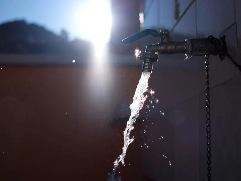 Argentina inicia privatización de la empresa estatal de agua