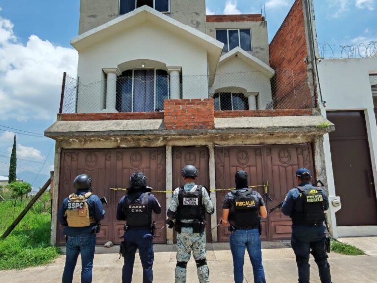 Aseguran a 2 hombres con 800 kilos de drogas