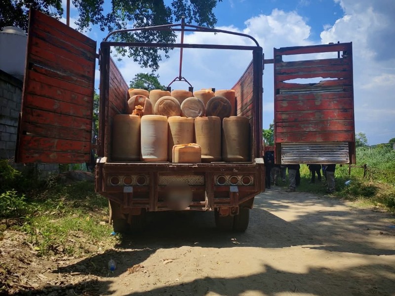 Aseguran vehículo con 50 bidones de combustible