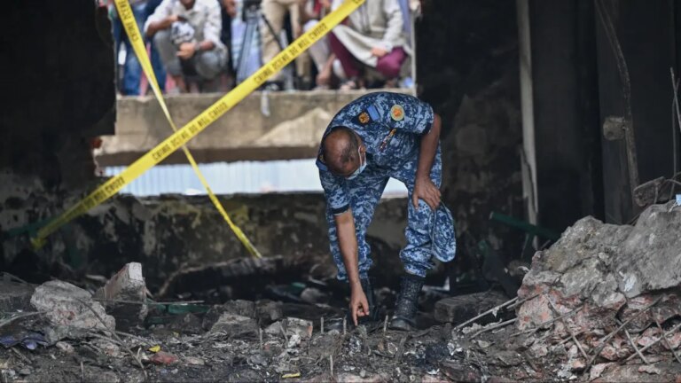 Aumenta a 31 el número de personas muertas por el accidente de un avión militar que cayó sobre una escuela en la capital de Bangladés