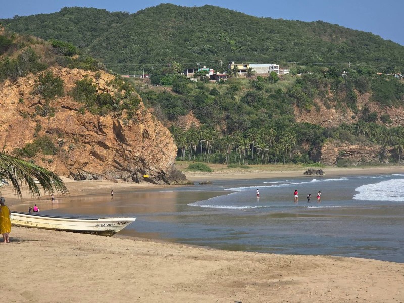 Aunque Cofepris dijo que no, gobierno asegura playas están limpias en Michoacán