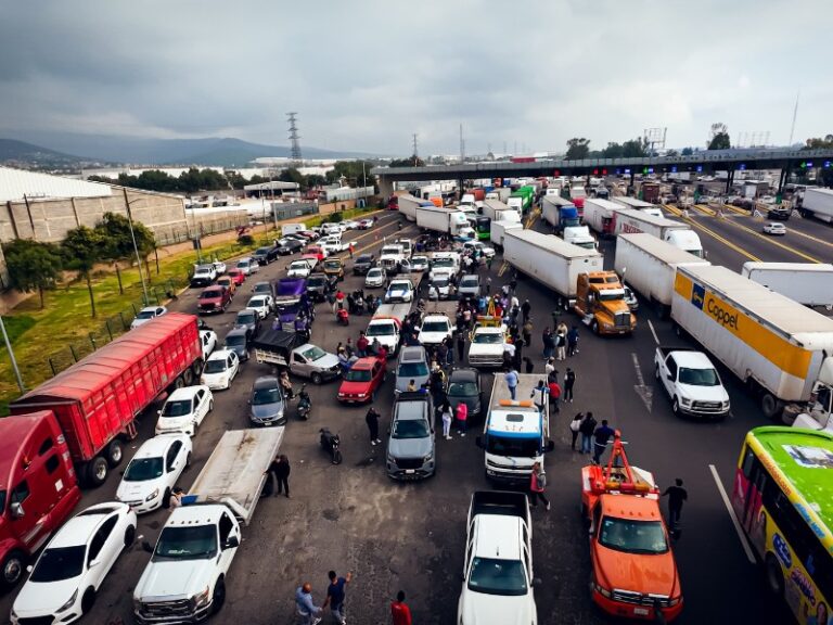 Autopistas colapsadas por protestas de transportistas