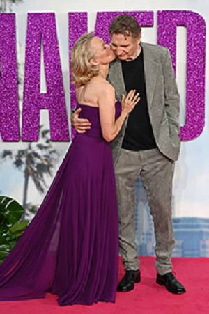 Besa Pamela Anderson a Liam Neeson en alfombra roja