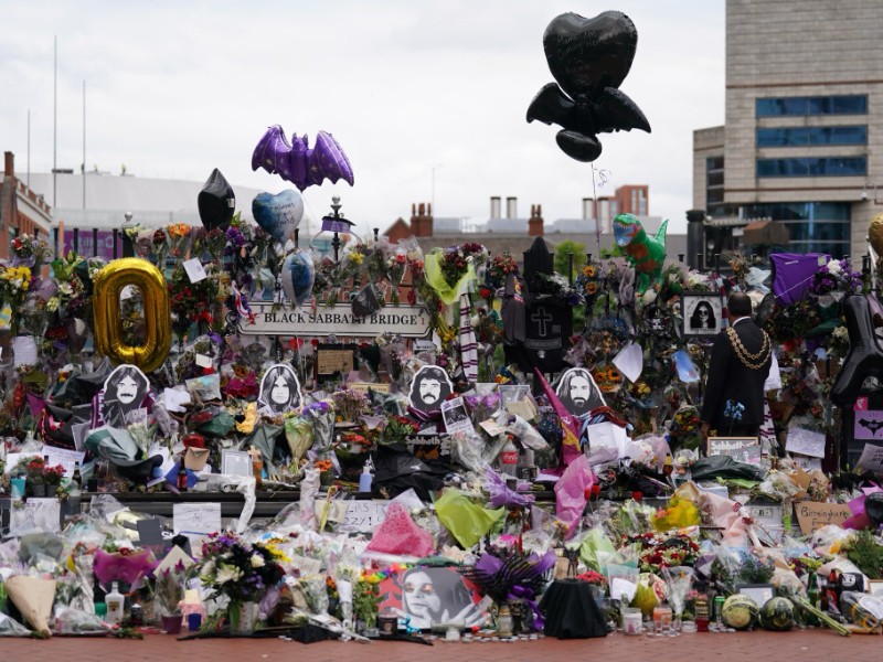Birmingham despide a Ozzy Osbourne entre flores, aplausos y lágrimas