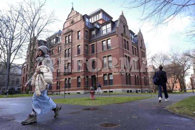 Busca Harvard revertir recortes de Trump