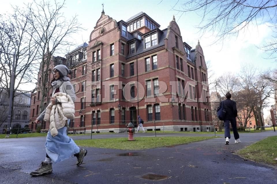 Busca Harvard revertir recortes de Trump