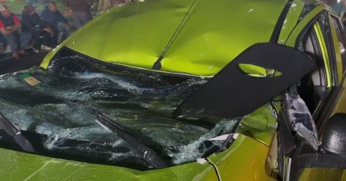 Cae estructura sobre vehículos en carretera Chalco-Cuautla, Edomex