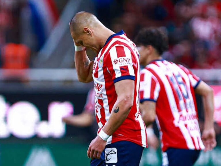 Chicharito en el huracán: Chivas y FMF lo reprueban