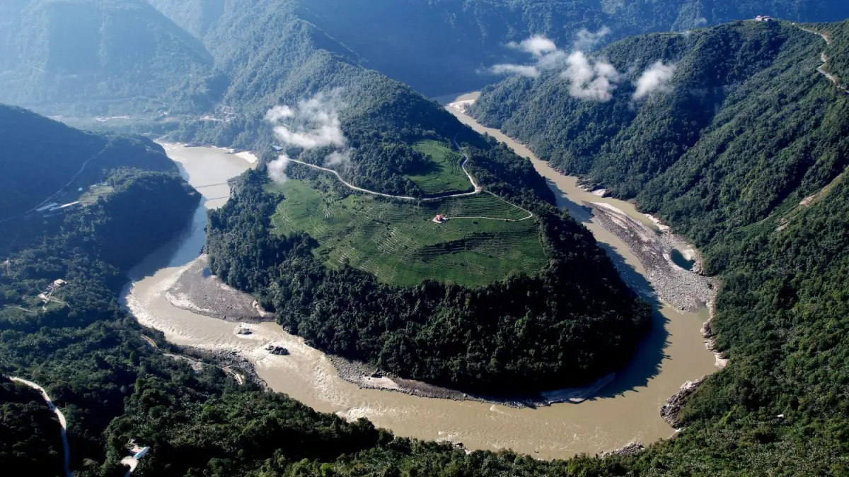 China inicia la construcción de la polémica presa más grande el mundo que amenaza con dejar sin agua a sus países vecinos, ¿por qué causa disputa?