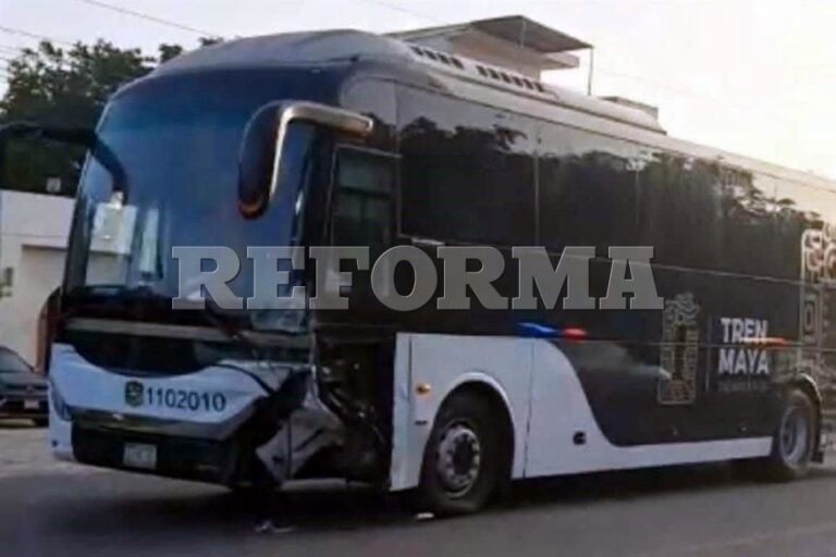Choca autobús del Tren Maya; conductor se da a la fuga