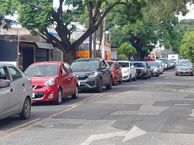 Cierran glorieta por socavón; rutas alternas colapsan en La Calma