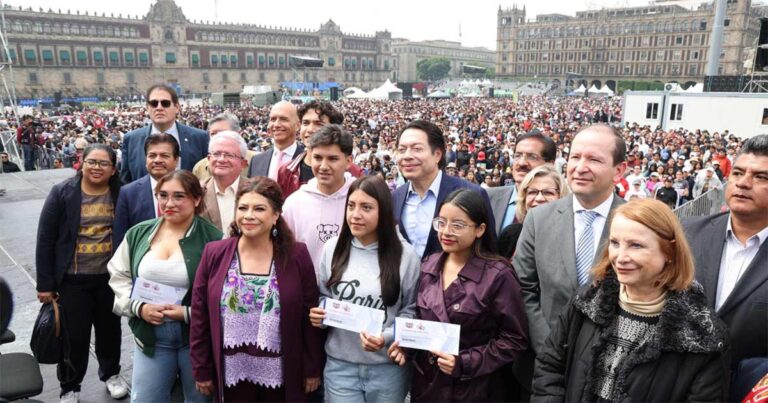 Clara Brugada entrega 20 mil nuevas Becas de Transporte para estudiantes universitarios