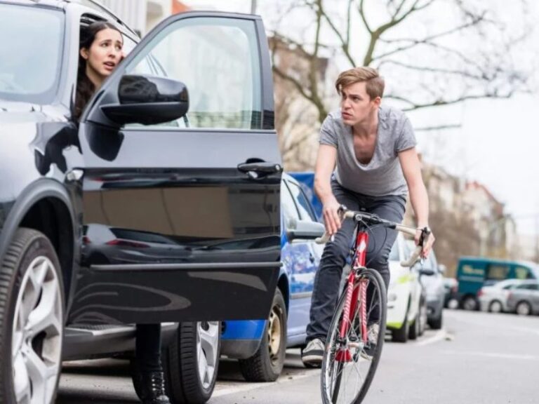 Coches, bicis y motos: la batalla diaria por moverse en México