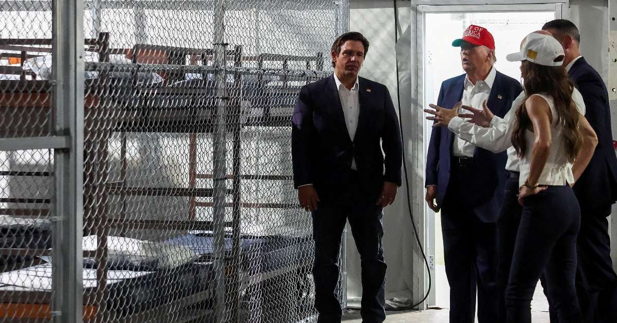 Comienzan vuelos de deportación desde el centro 'Alligator Alcatraz' en Florida