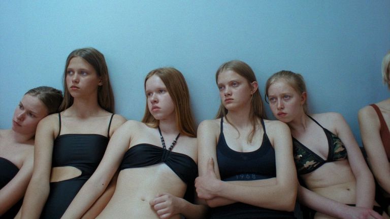 Crítica de "Toxic": Adolescencia, cuerpos, espejismos y el veneno de las promesas