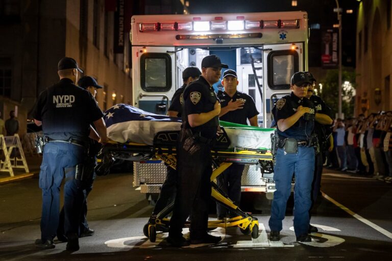 Cuatro muertos, entre ellos un policía, en un tiroteo múltiple en un edificio de oficinas de Nueva York