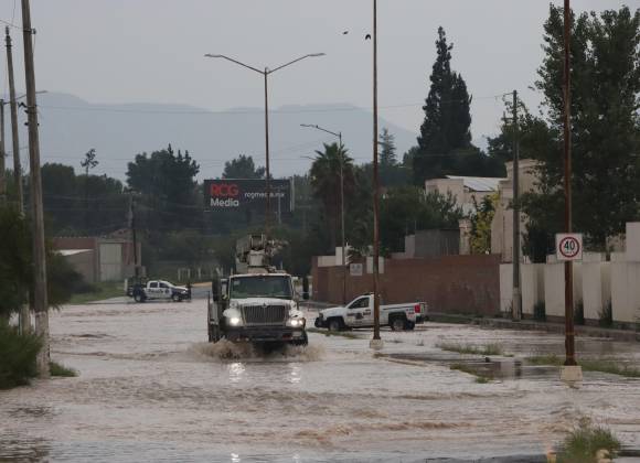 Deja tormenta auto varado, apagones e inundaciones en zona norte