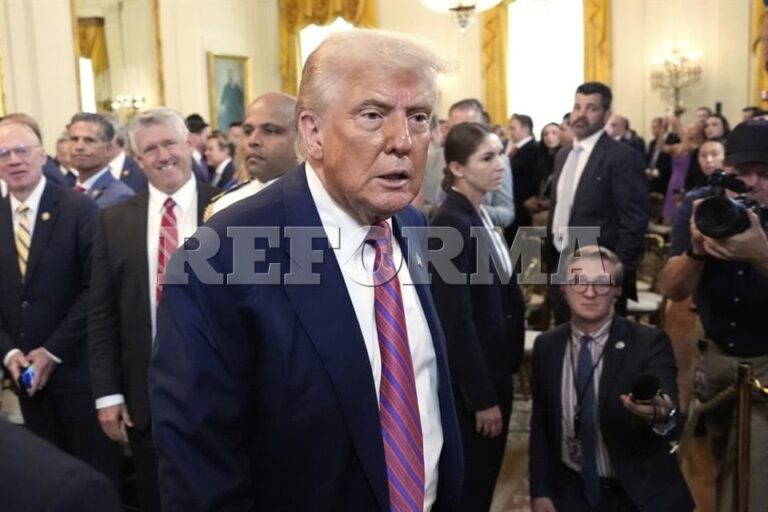 Demanda Trump a WSJ tras revelación de carta a Epstein