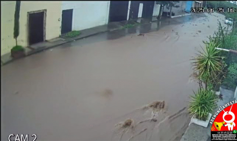 #Denúnciamesta Río de aguas negras y pluviales lleva casi un mes corriendo por calle Valle de los Nardos - Changoonga.com