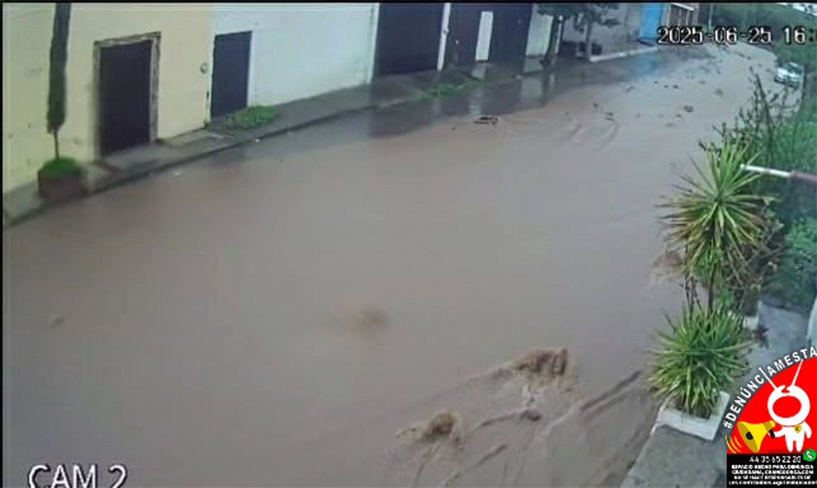 #Denúnciamesta Río de aguas negras y pluviales lleva casi un mes corriendo por calle Valle de los Nardos - Changoonga.com