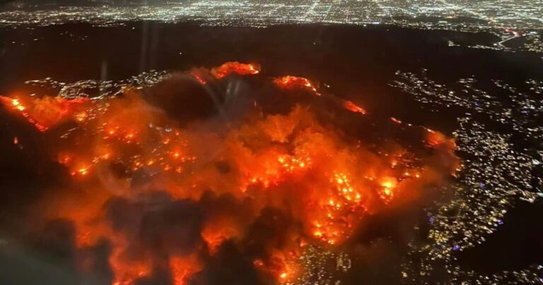 Devastadores incendios en Los Ángeles ya dejan 31 muertos en zonas residenciales