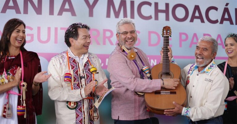 Distribuirán 10 mil guitarras en secundarias para apoyar a artesanos de Paracho