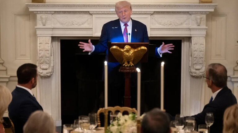 Donald Trump sabía desde mayo que su nombre aparece en archivos del caso Jeffrey Epstein, según una nueva filtración de prensa