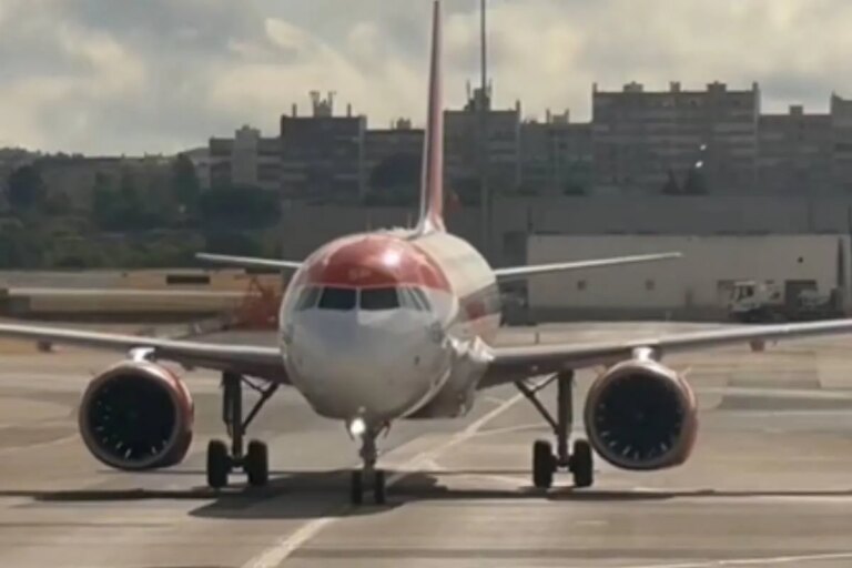 Dos pasajeros detenidos tras una falsa amenaza de bomba en un vuelo que iba de Azores a Bilbao