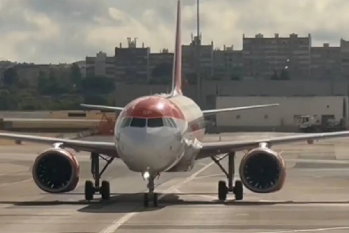 Dos pasajeros detenidos tras una falsa amenaza de bomba en un vuelo que iba de Azores a Bilbao