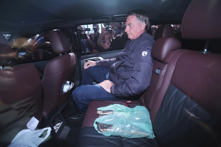 El Supremo impone a Bolsonaro llevar la tobillera electrónica y le prohíbe usar redes sociales