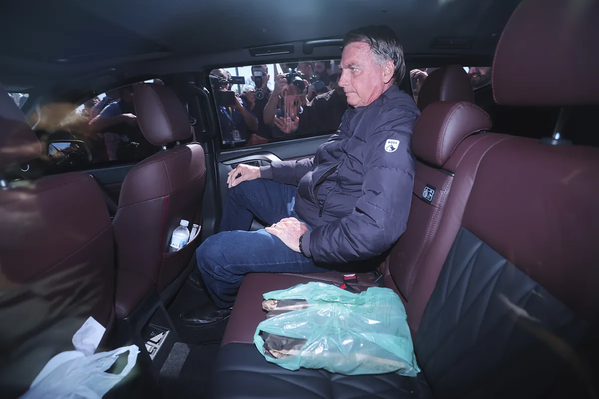 El Supremo impone a Bolsonaro llevar la tobillera electrónica y le prohíbe usar redes sociales