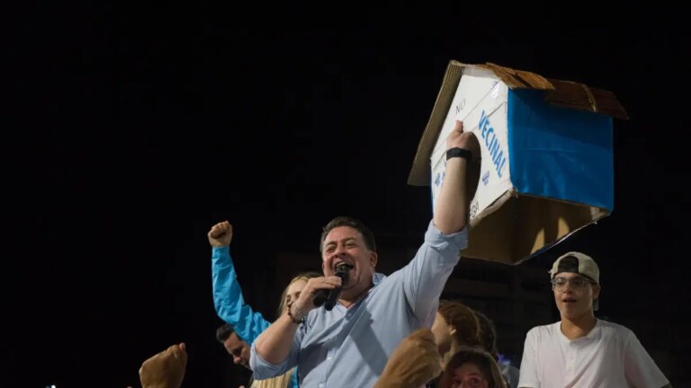 El chavismo gana en 23 municipios de Venezuela y retiene el control del centro político en Caracas