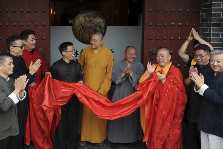 El líder budista del famoso Templo Shaolin, investigado por corrupción y por mantener "relaciones inapropiadas con varias mujeres y tener hijos ilegítimos"