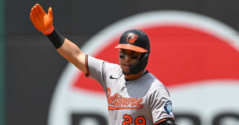 El mexicano Ramón Urías llega a los Astros