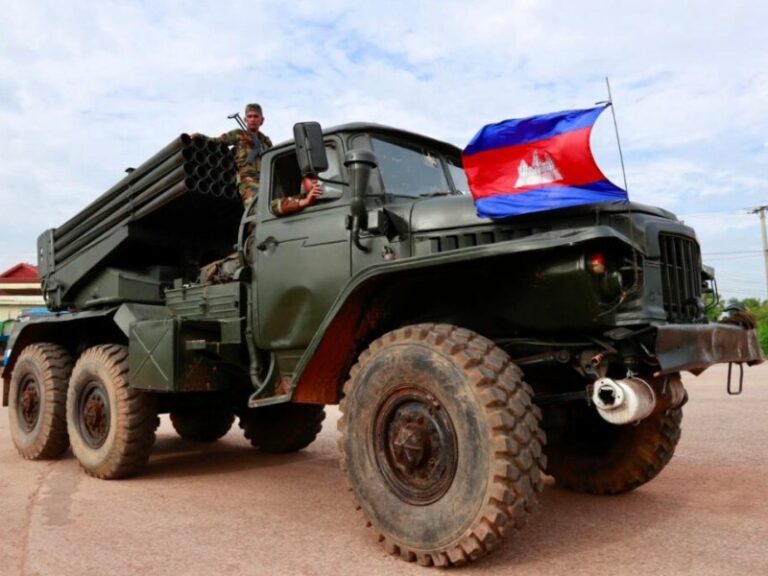 Enfrentamiento entre Tailandia y Camboya continúa; Más de 100 mil evacuados