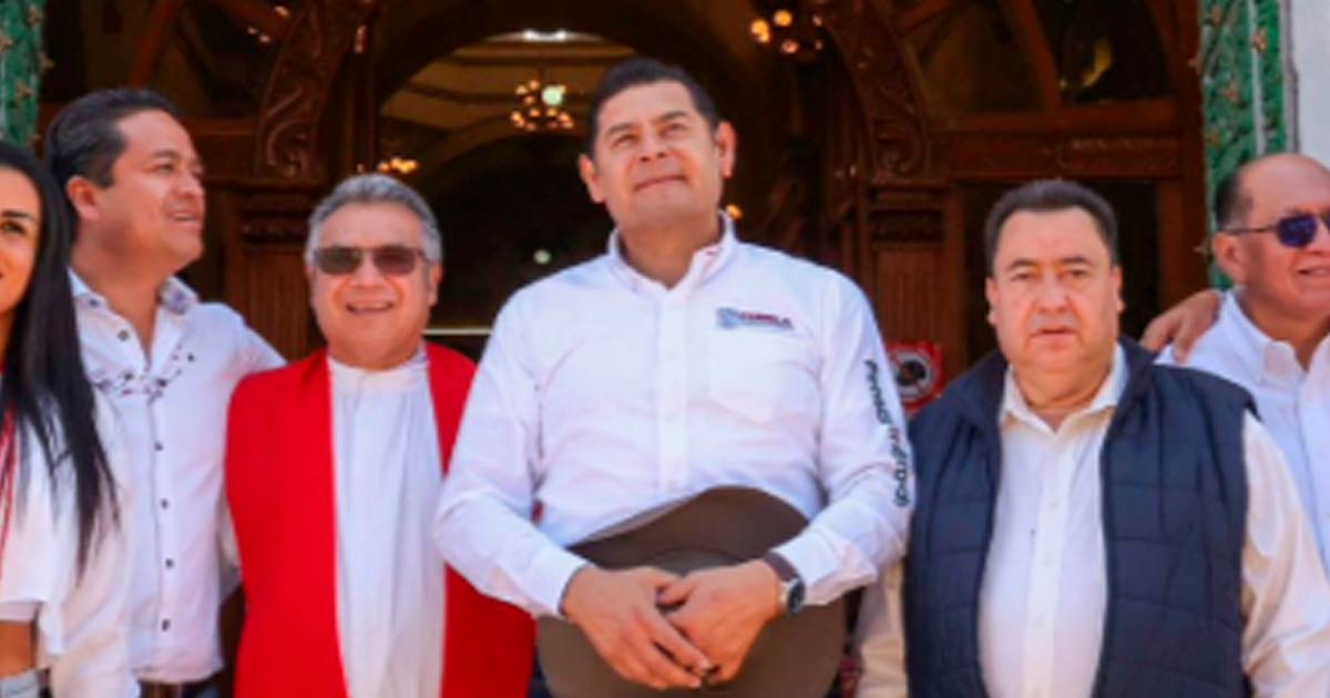 Entrega gobernador de Puebla apoyos a habitantes de la sierra