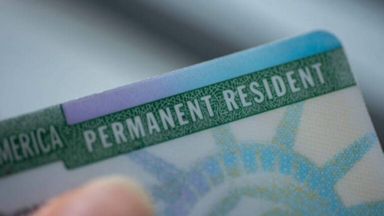 Esta es la mejor forma de solicitar la green card para que sí se la den, según la IA