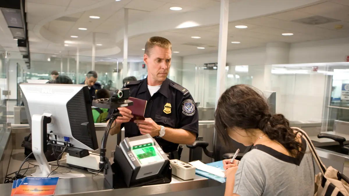 Este es el aeropuerto donde CBP más niega la entrada con green card, según la IA
