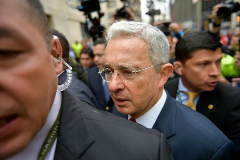 Expectación máxima en Colombia ante el veredicto del 'juicio del siglo' contra el ex presidente Uribe