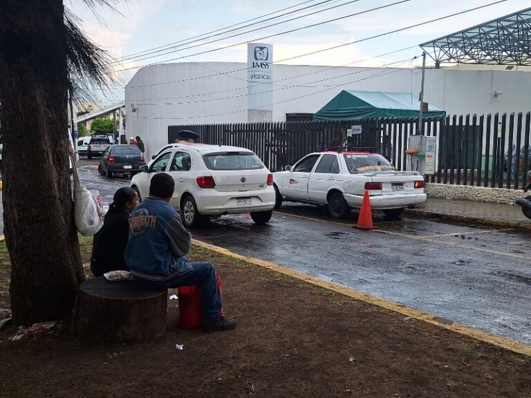 Familiares del IMSS, a la intemperie: por obras les niegan acceso