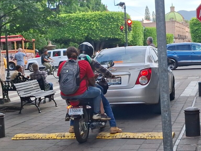 Familias de cinco en moto, choques diarios y caos: Michoacán toma medidas